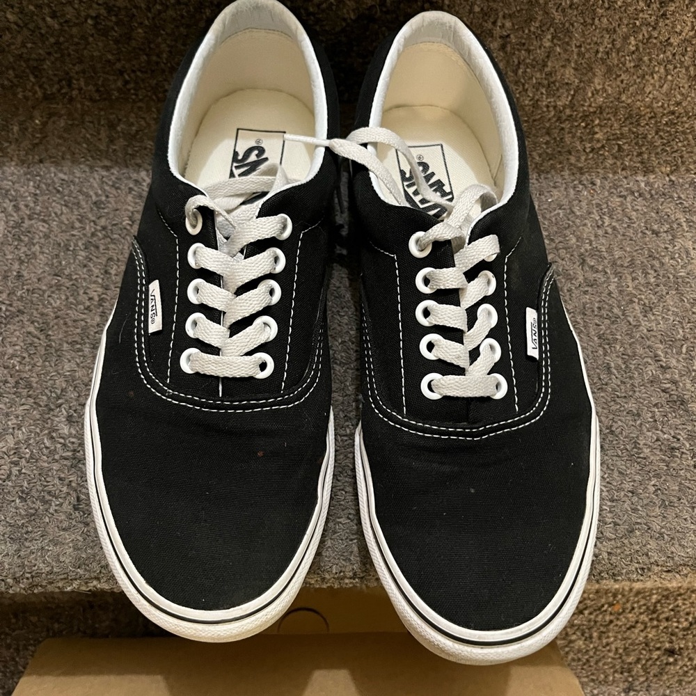 Vans Era (Color: Black) Mens: 8.5/Womens: 10
